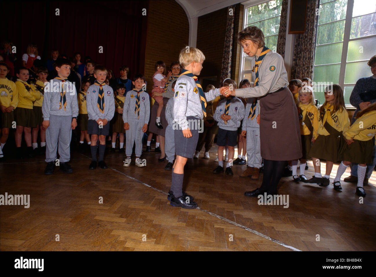 Cub Scouts louveteaux allant jusqu'à devenir un scout - Méthodiste Banque D'Images