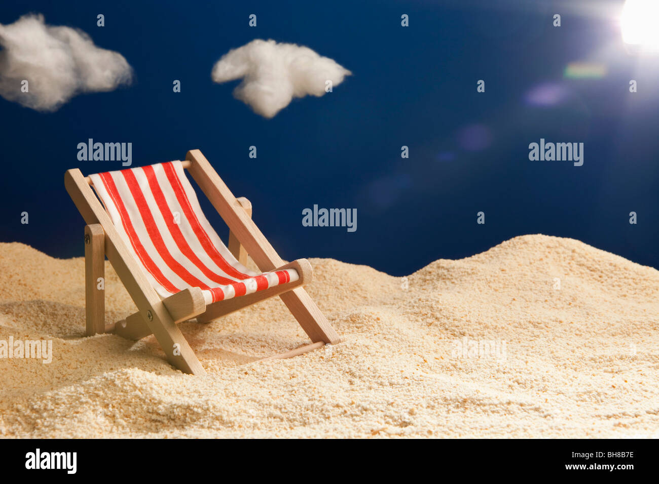 Une chaise de plage dans le sable miniature Banque D'Images