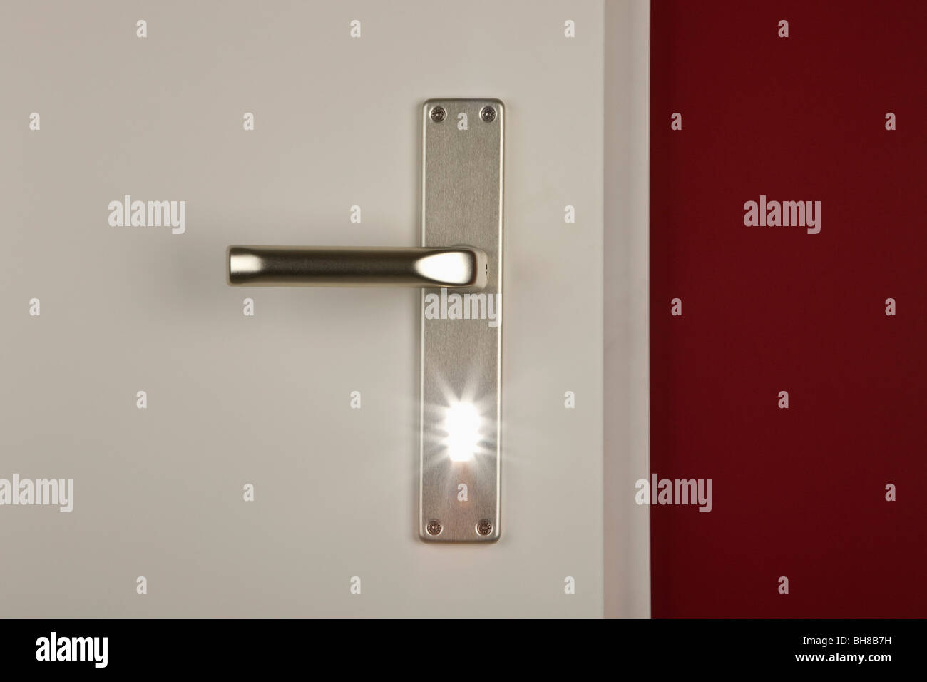 Détail d'une lumière qui brillait à travers le trou de serrure d'une porte Banque D'Images