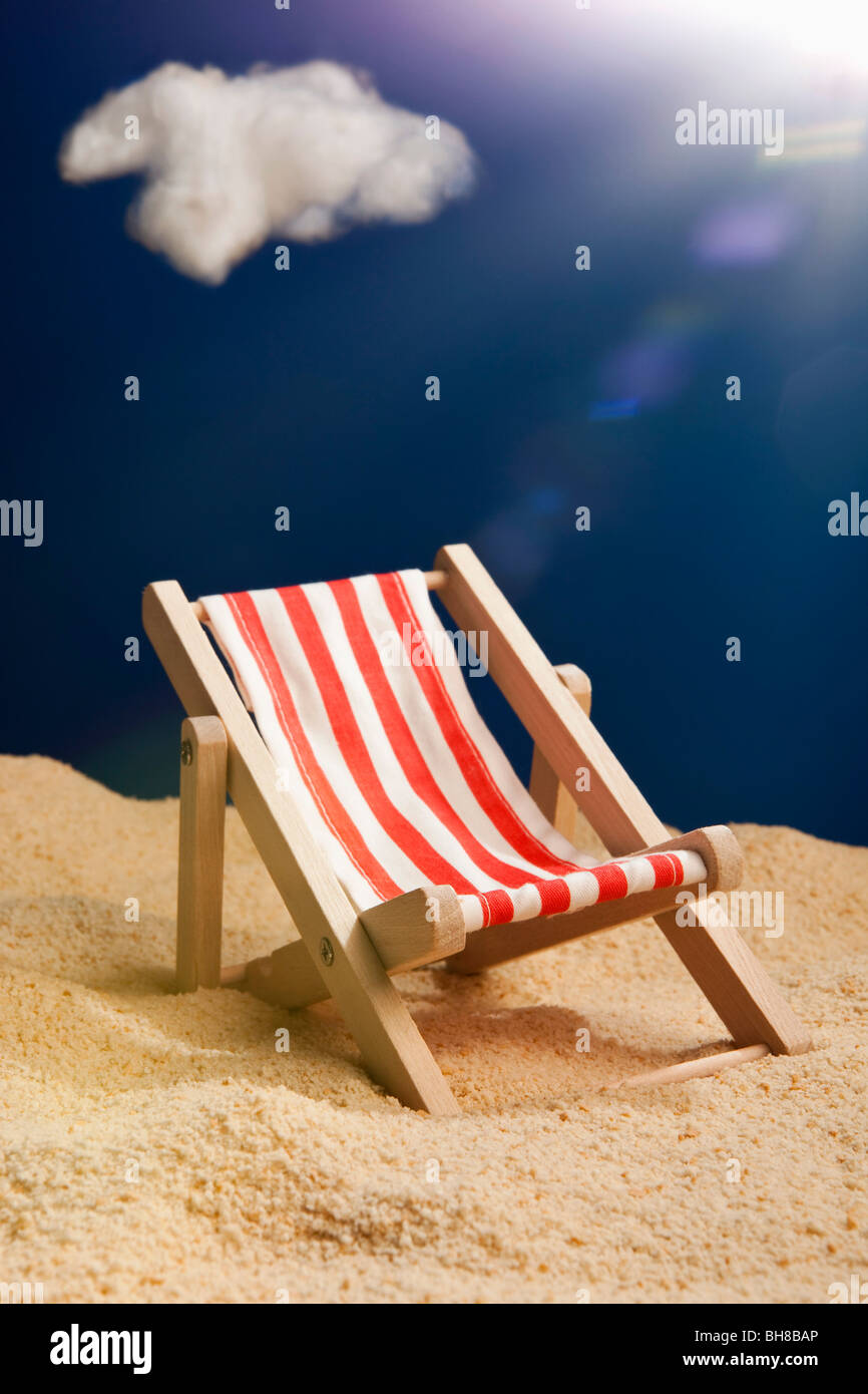 Une chaise de plage dans le sable miniature Banque D'Images