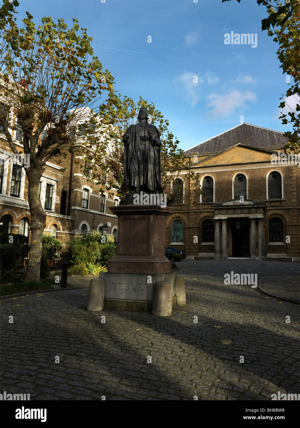 Statue de John Wesley à l'entrée de la chapelle de Courtyard Wesley City Road Londres Angleterre Banque D'Images