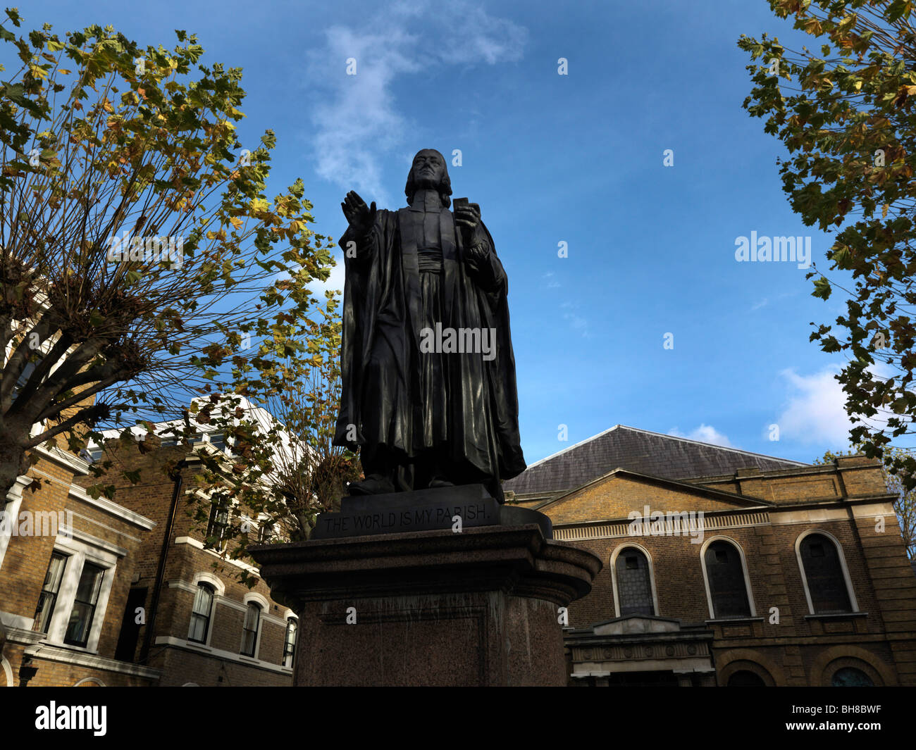 Statue de John Wesley à l'entrée de la chapelle de Courtyard Wesley City Road Londres Angleterre Banque D'Images