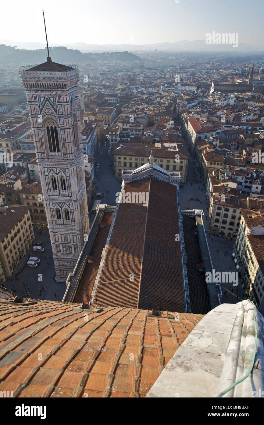 Regarder sur Giotto's Campanile (clocher de Giotto) sur la Piazza del Duomo, Florence, Italie Banque D'Images