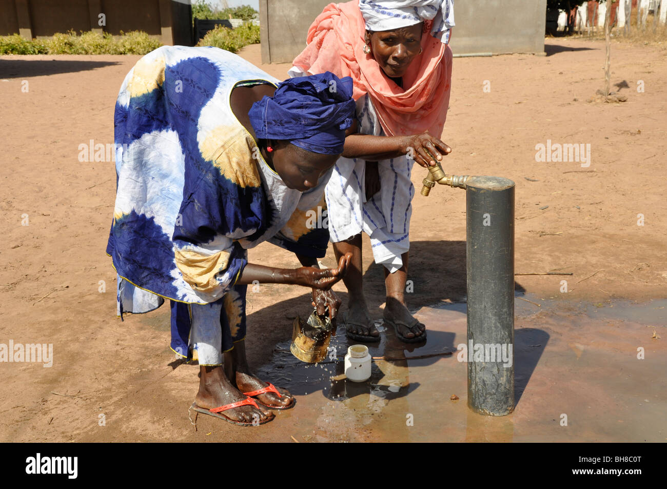 Le village a obtenu des points d'eau à partir de l'organisation non gouvernementale Organisation suédoise fioh (avenir entre nos mains), la Gambie Banque D'Images