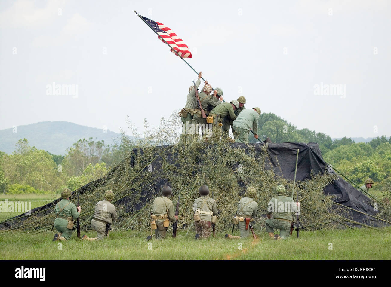 Une reconstitution de la Seconde Guerre mondiale des Marines américains soulevant le drapeau américain sur Iwo Jima le 23 février 1945 au Musée de l'air de la région du centre du littoral Banque D'Images