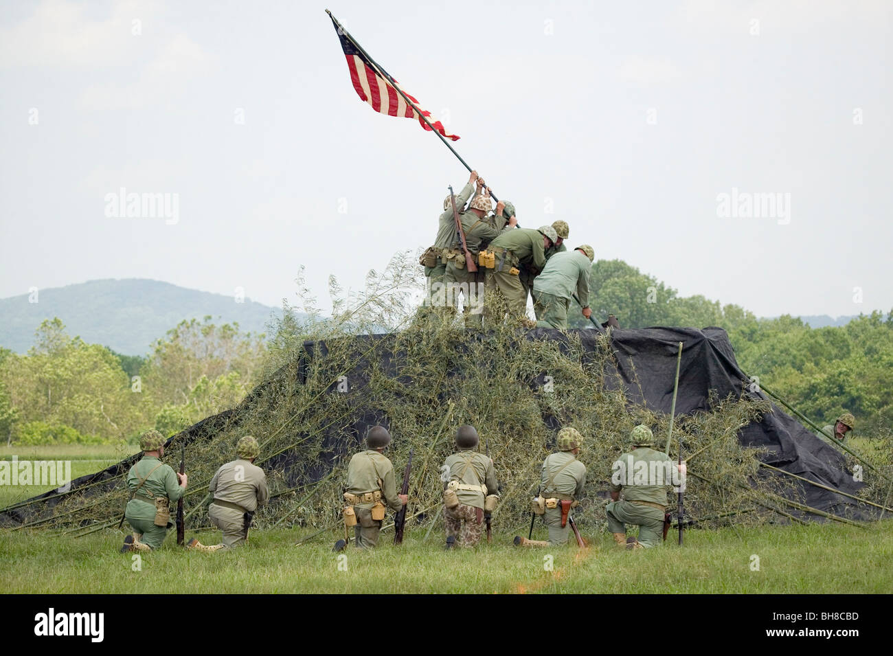 Une reconstitution de la Seconde Guerre mondiale des Marines américains soulevant le drapeau américain sur Iwo Jima le 23 février 1945 au Musée de l'air de la région du centre du littoral Banque D'Images