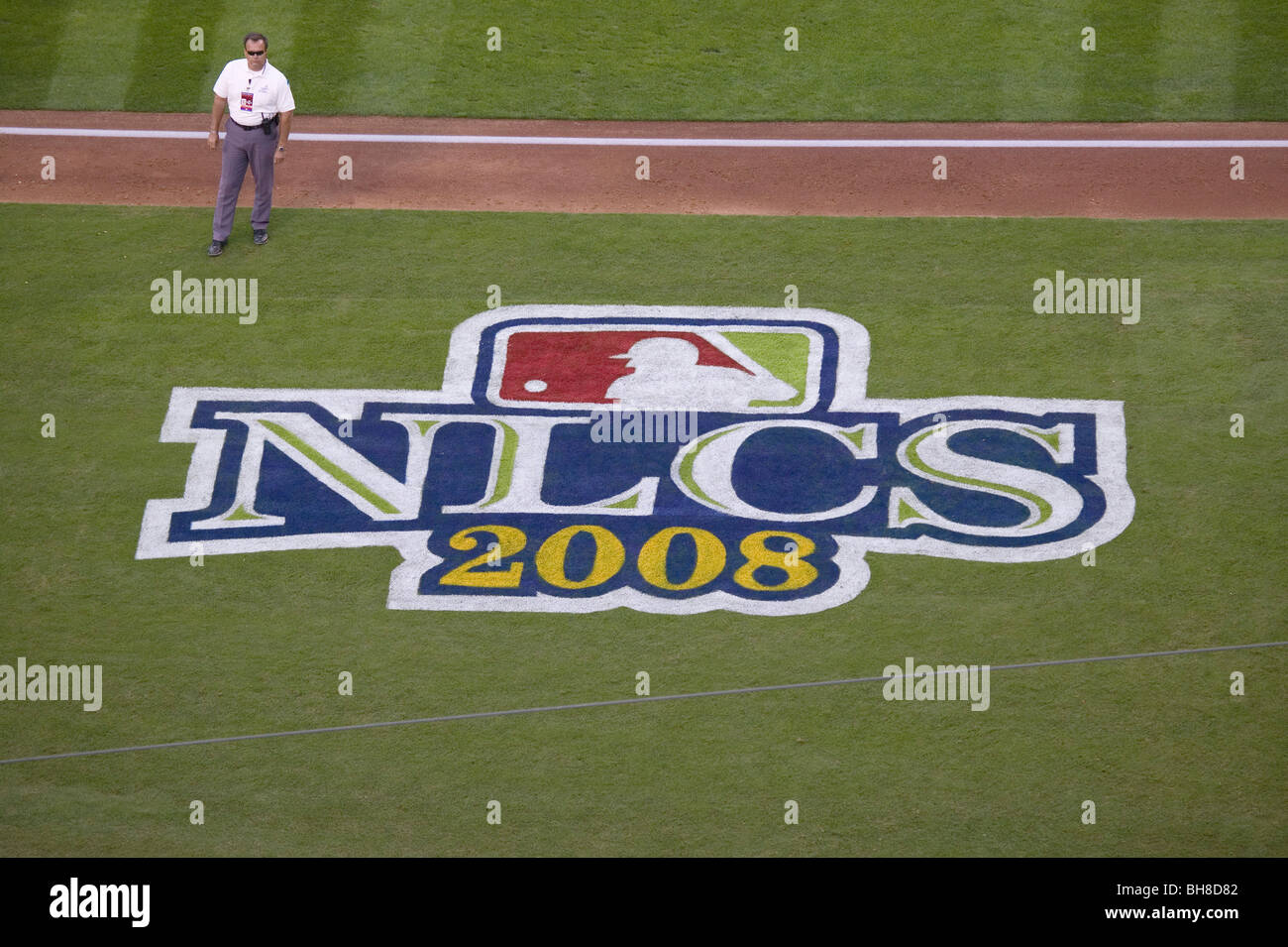 Logo sur le terrain pour le championnat de la Ligue nationale de série (CLN), le Dodger Stadium, Los Angeles, CA le 12 octobre 2008 Banque D'Images