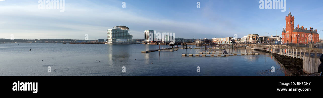 Aperçu panoramique de St David's Hotel, le front de mer de la baie de Cardiff et Pierhead au Pays de Galles Banque D'Images