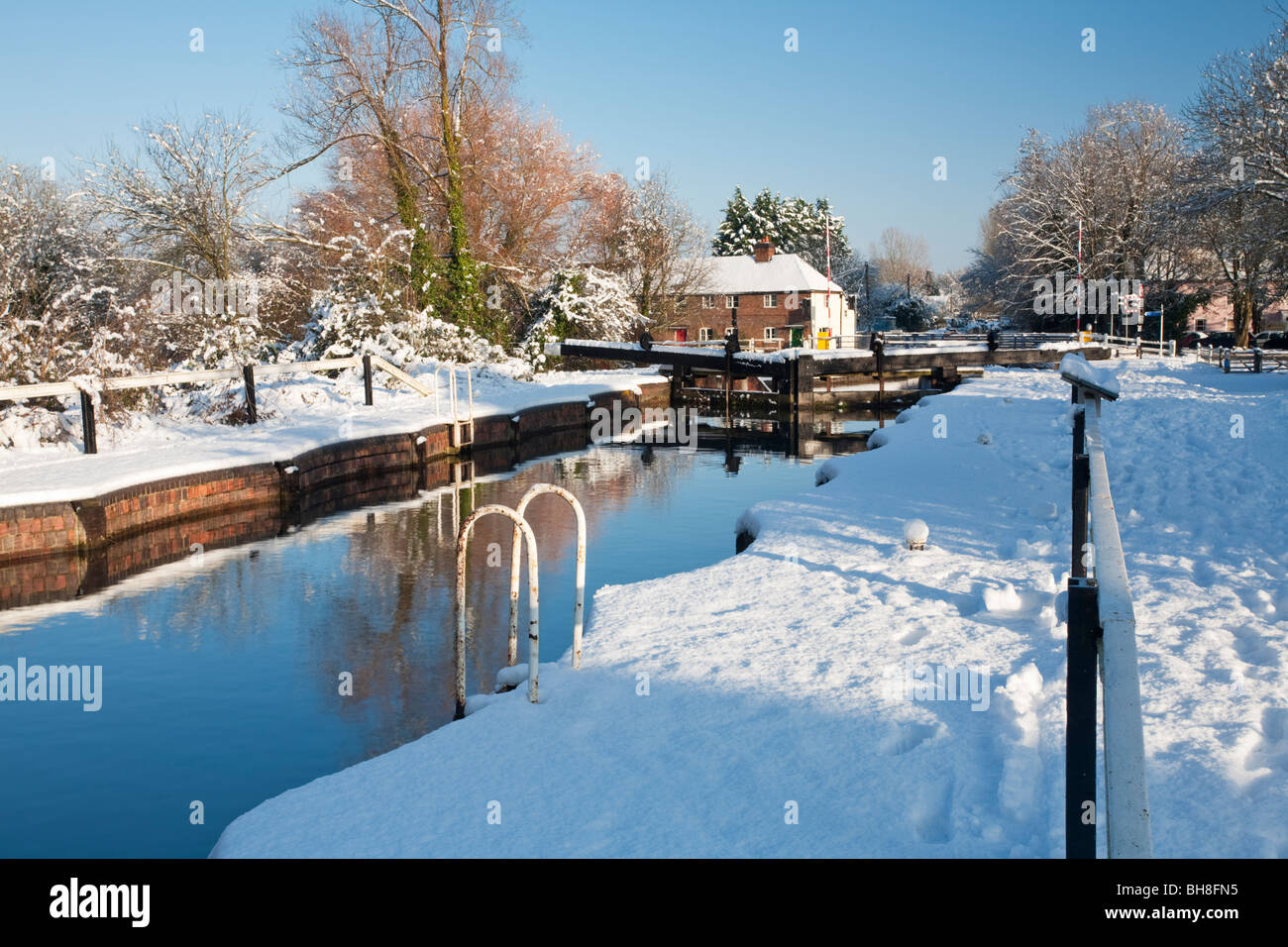 Aldermaston serrure sur le Kennet and Avon Canal dans la neige, Berkshire, Royaume-Uni Banque D'Images