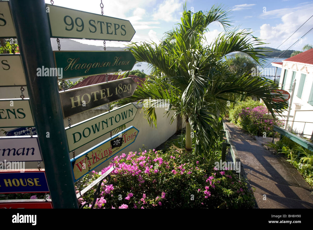 Panneaux indiquant les touristes dans différents hôtels et attractions au sommet de la célèbre 99 étapes ci-dessus Charlotte Amalie Banque D'Images