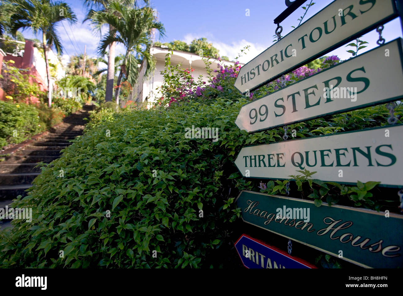 Panneaux indiquant les touristes dans différents hôtels et attractions au bas de la célèbre 99 étapes ci-dessus Charlotte Amalie Banque D'Images