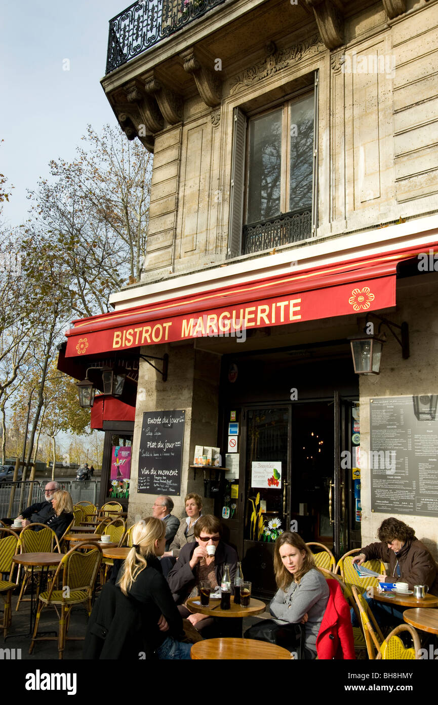 Les gens assis dehors à un bistro sur la rive gauche à Paris, France Banque D'Images Les gens assis dehors à un bistro sur la rive gauche à Paris, France Banque D'Images