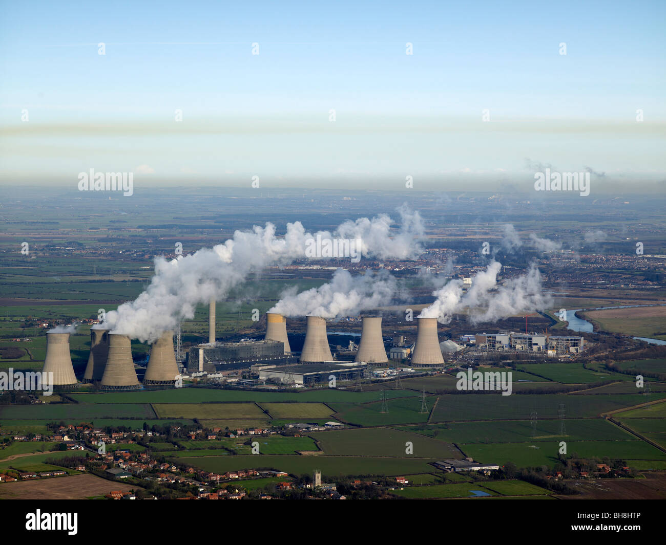 La pollution de la centrale électrique de Drax Power Station, avec Cottam Power Station premier plan, East Midlands, Royaume-Uni Banque D'Images