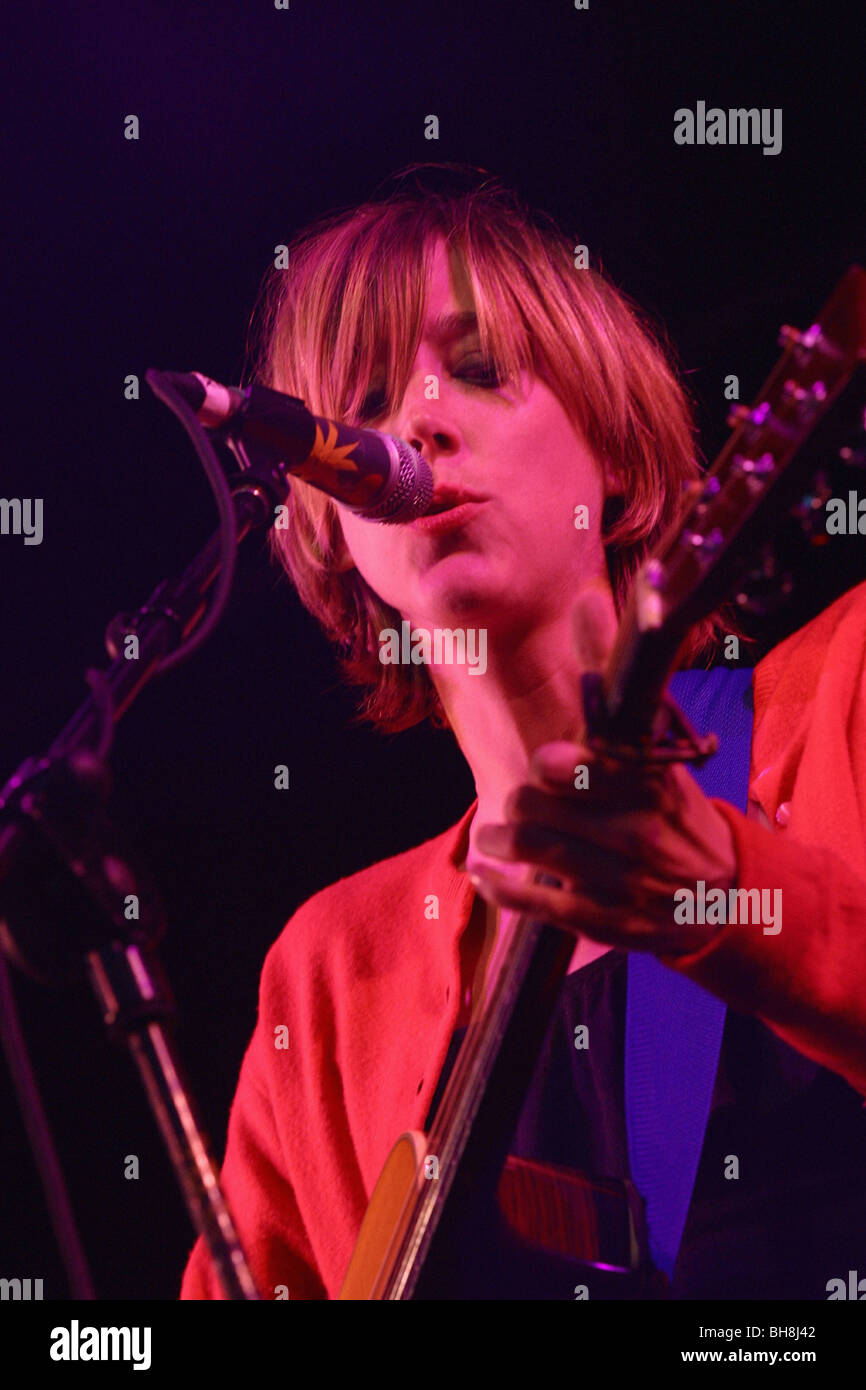 Beth Orton effectuant à l'Eden Project dans le cadre de l'Eden Sessions 2002 Banque D'Images