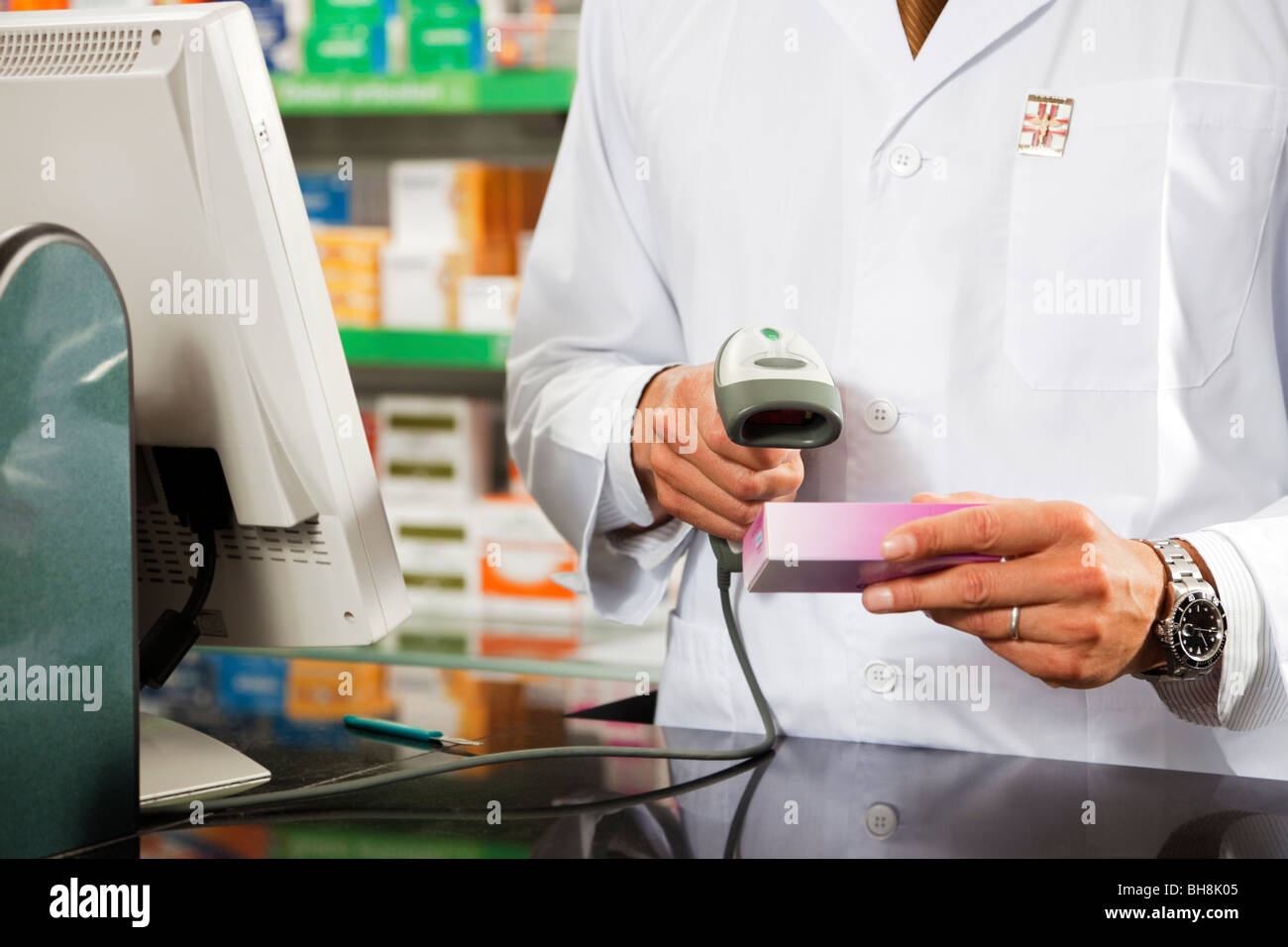 Portrait du docteur en médecine de la numérisation avec le lecteur de codes-barres Banque D'Images