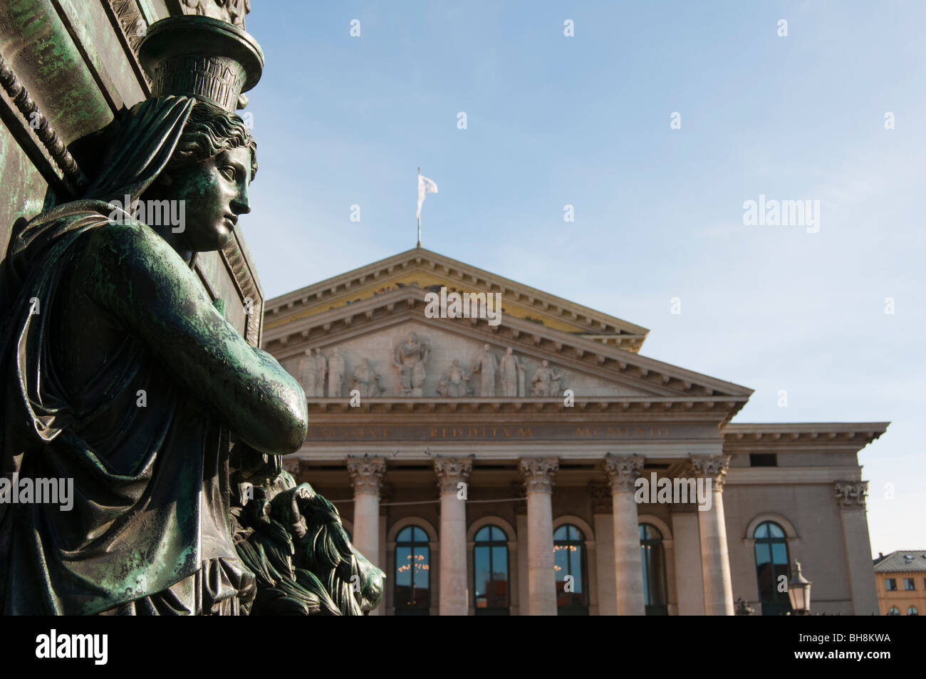 Statue de femme à la recherche d'un bout à l'Opéra de Munich avec comme toile de fond. L'Allemagne. Banque D'Images