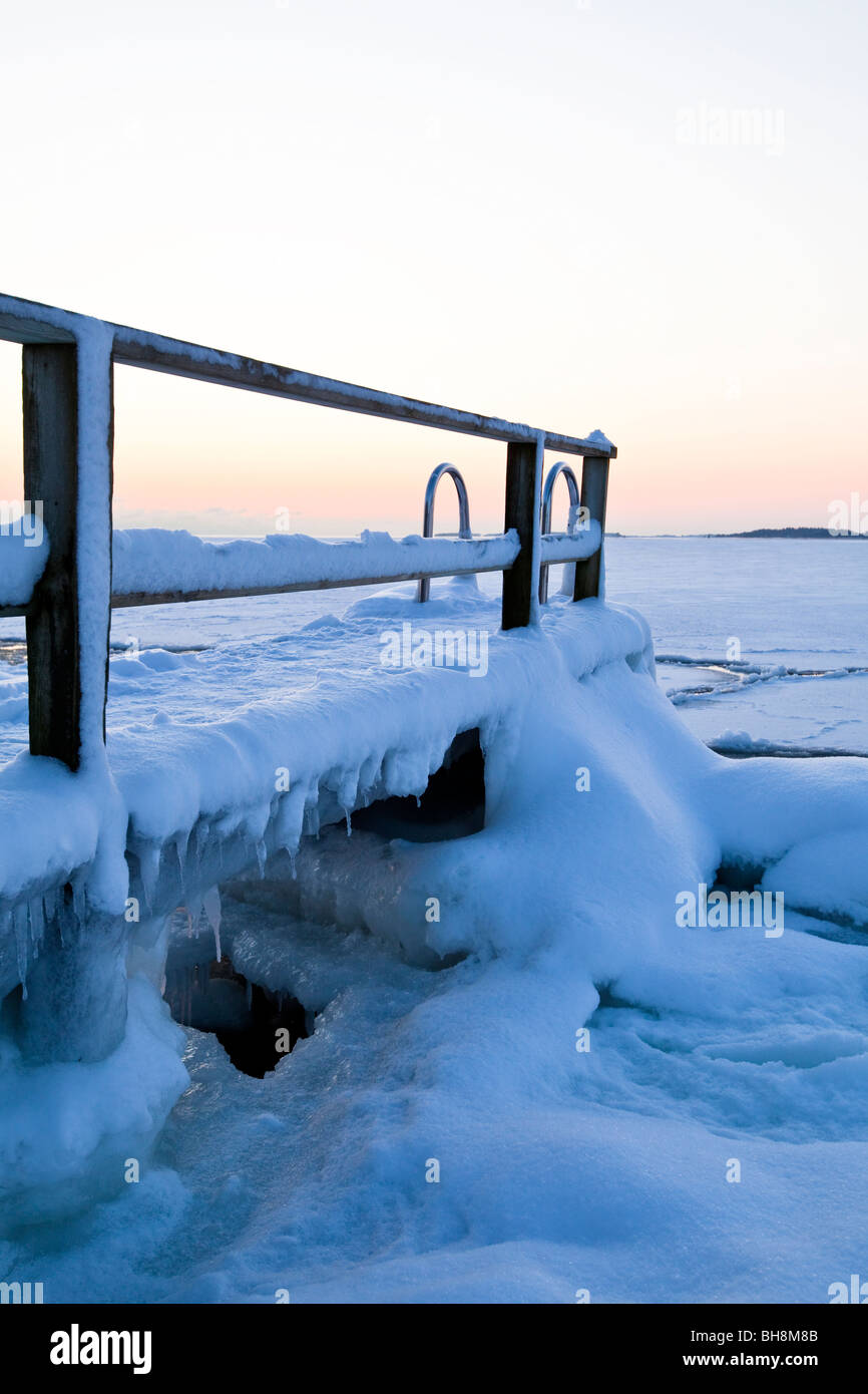 Une jetée de baignade dans l'hiver à l'extérieur d'Helsinki. Banque D'Images