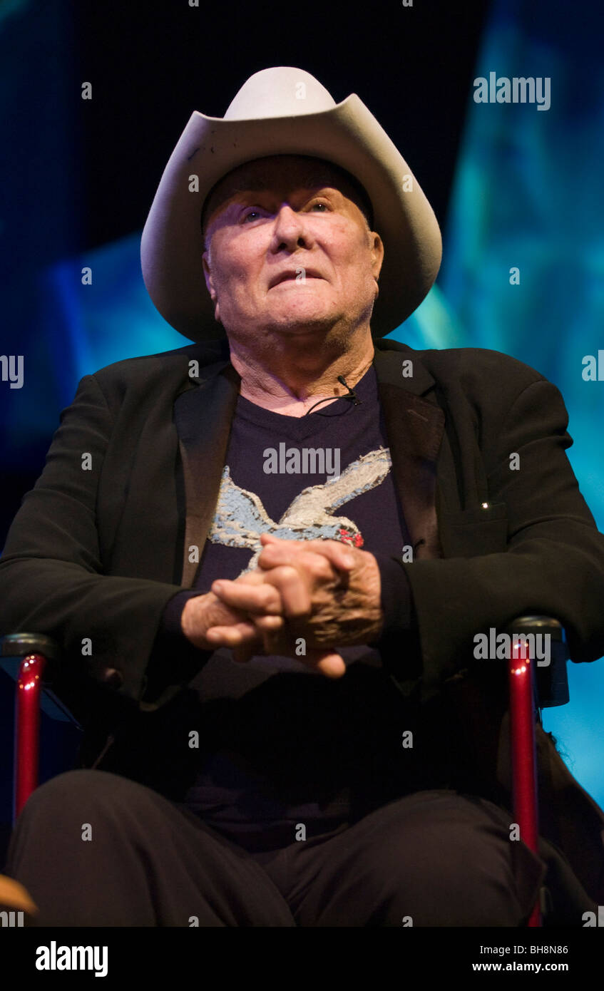 American Movie star acteur Tony Curtis sur la photo parle de sa vie sur scène à Hay Festival 2009. Banque D'Images