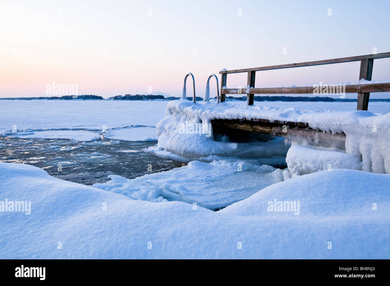 Une jetée de baignade dans l'hiver à l'extérieur d'Helsinki. Banque D'Images