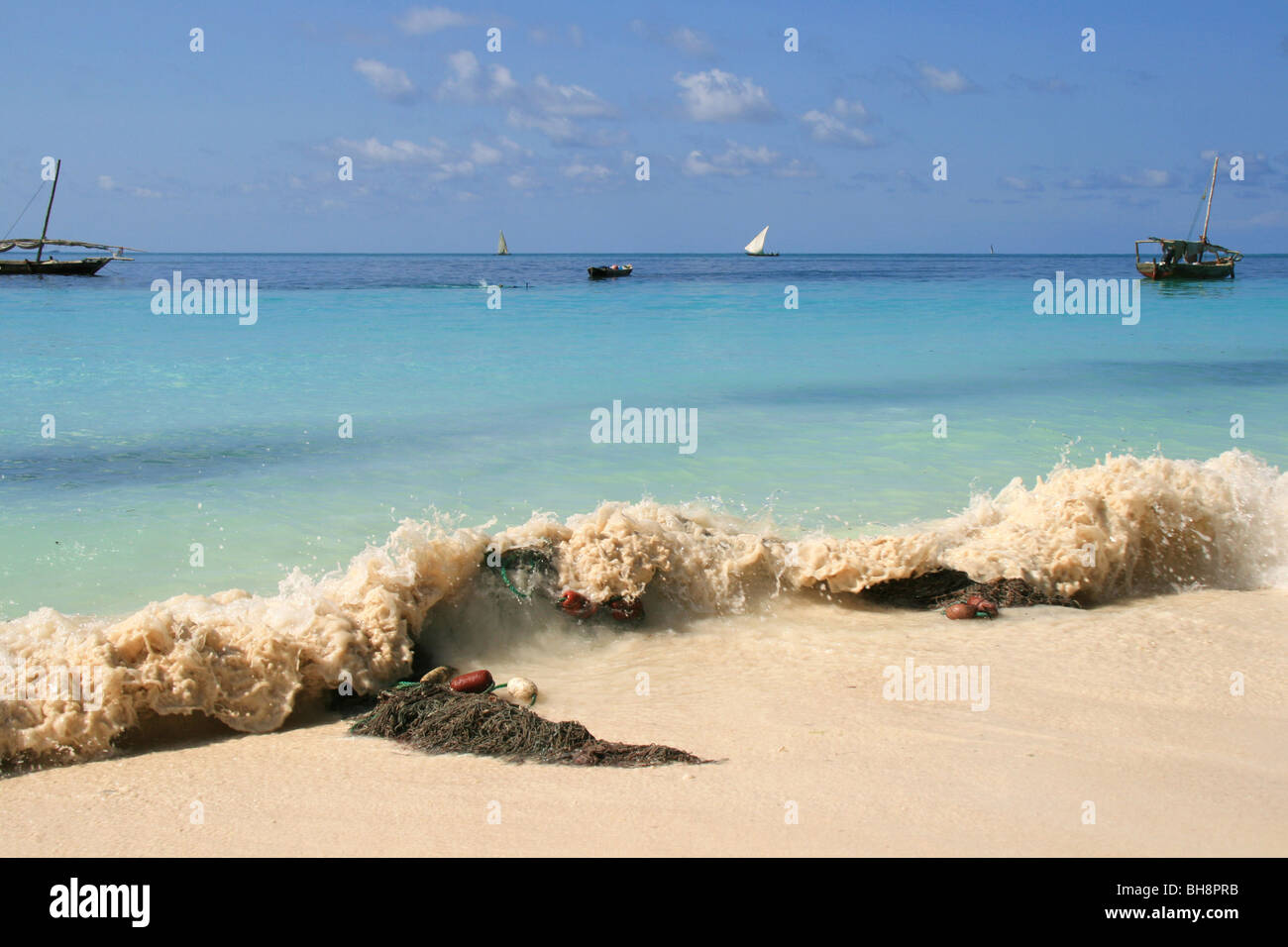 Un petit shorebreak sur la plage de sable blanc de Zanzibar Banque D'Images