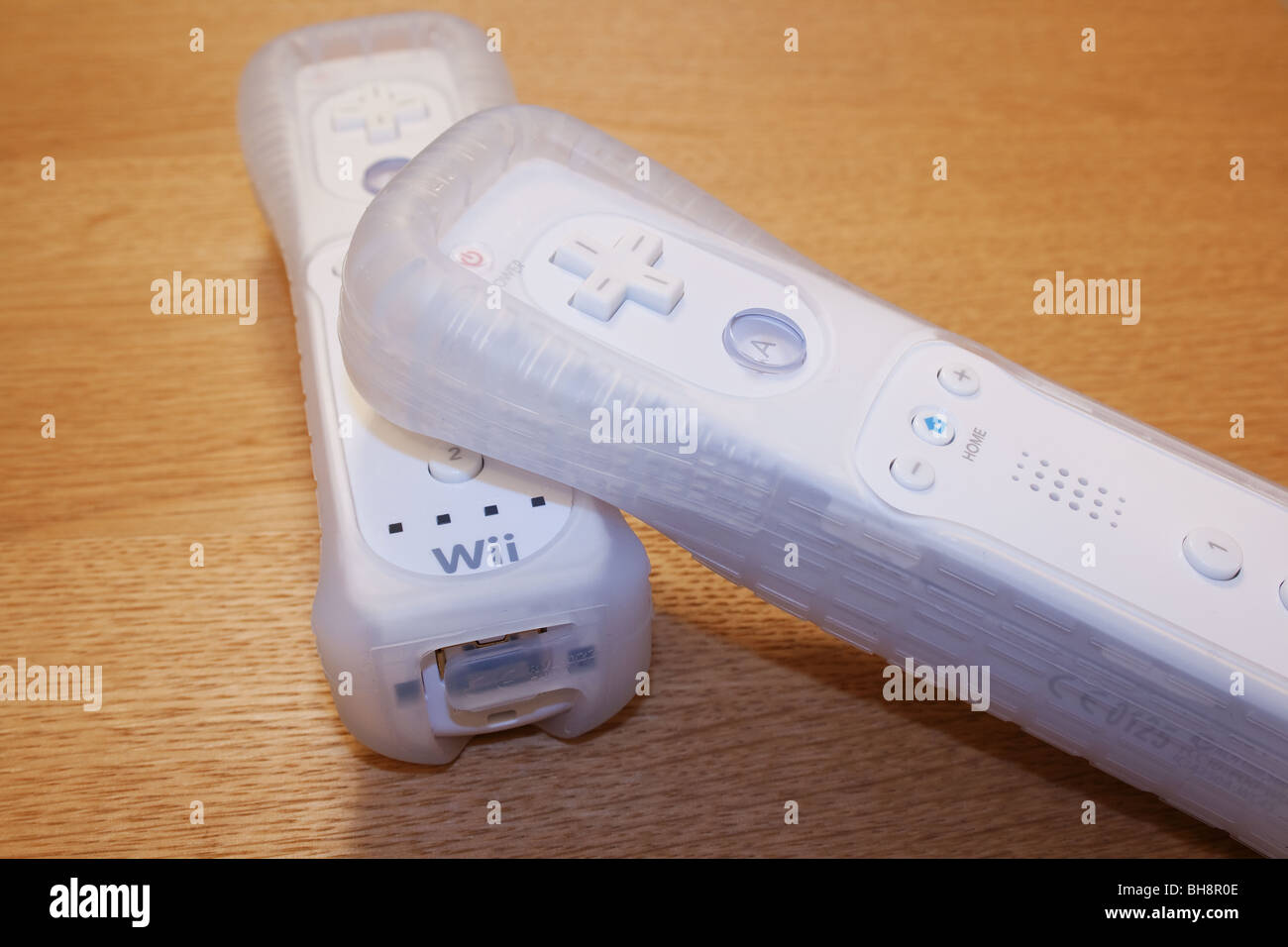 Nintendo Wii deux protecteurs en caoutchouc dans les combinés sur une surface en bois Banque D'Images