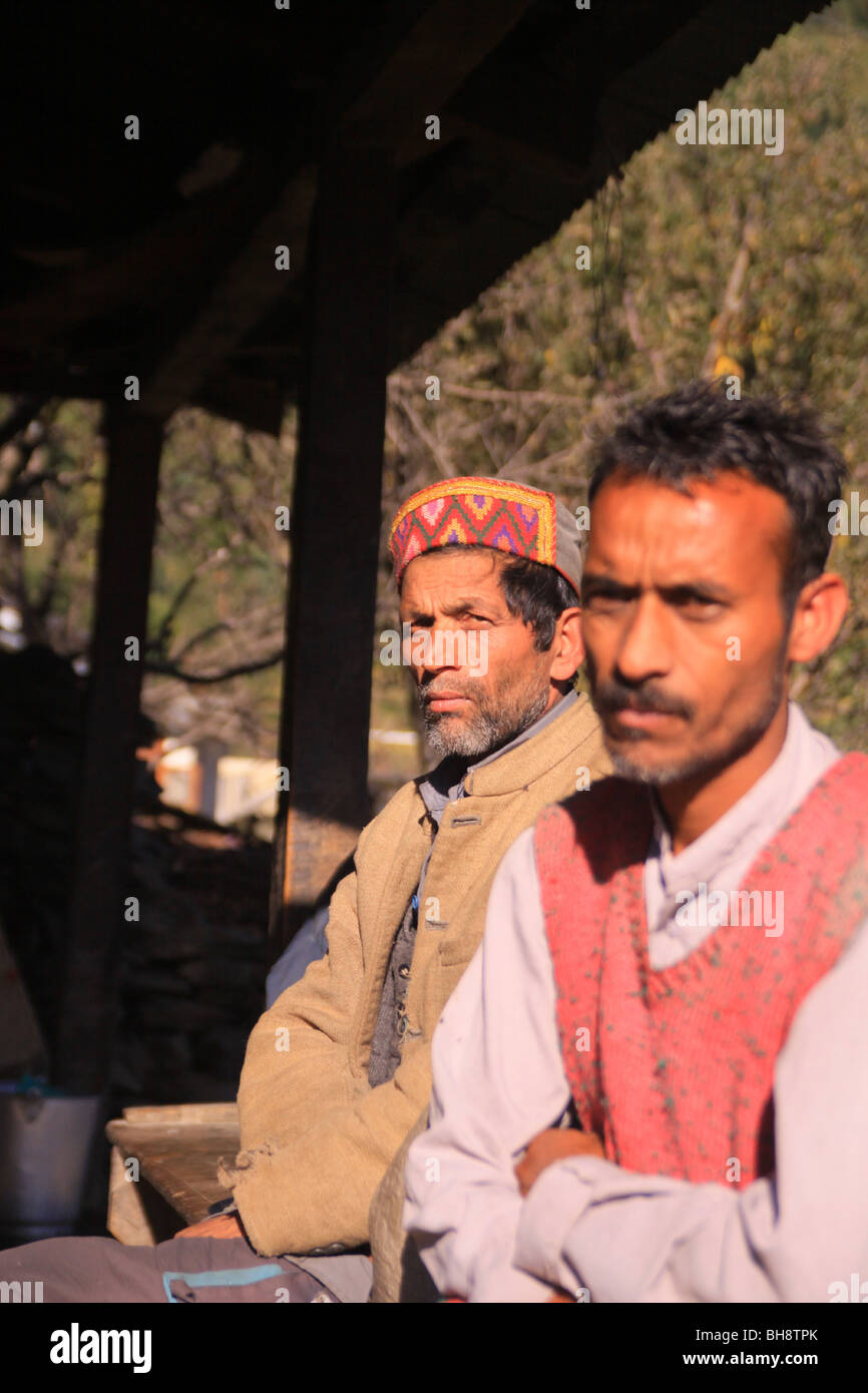 Les hommes du village dans les collines au-dessus de la vallée de Kullu de l'Himalaya dans l'Himachal Pradesh en Inde du Nord Banque D'Images