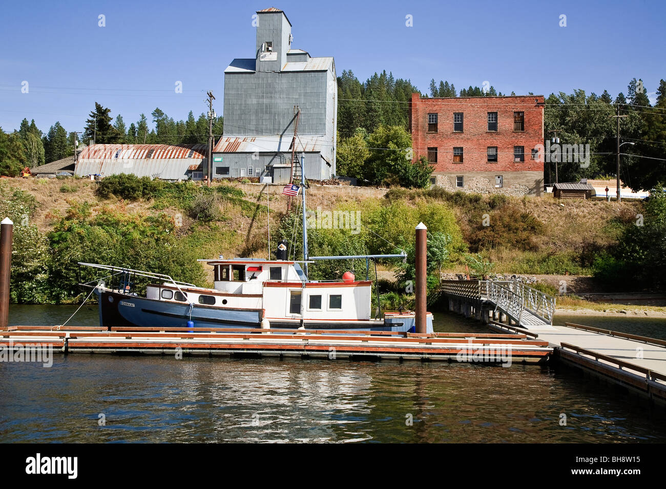 Élévateur à grain, vieux bâtiment en brique rouge et le bateau amarré au port de plaisance sur le lac de Cœur d'Alene, Harrison, New York, USA Banque D'Images