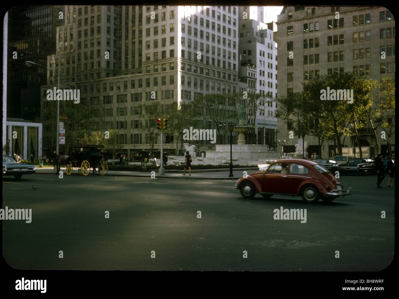 1960 une coccinelle Volkswagen roule sur une rue en face de FAO Schwarz de New York au cours de 1968 voitures automobiles journée allemande. Banque D'Images