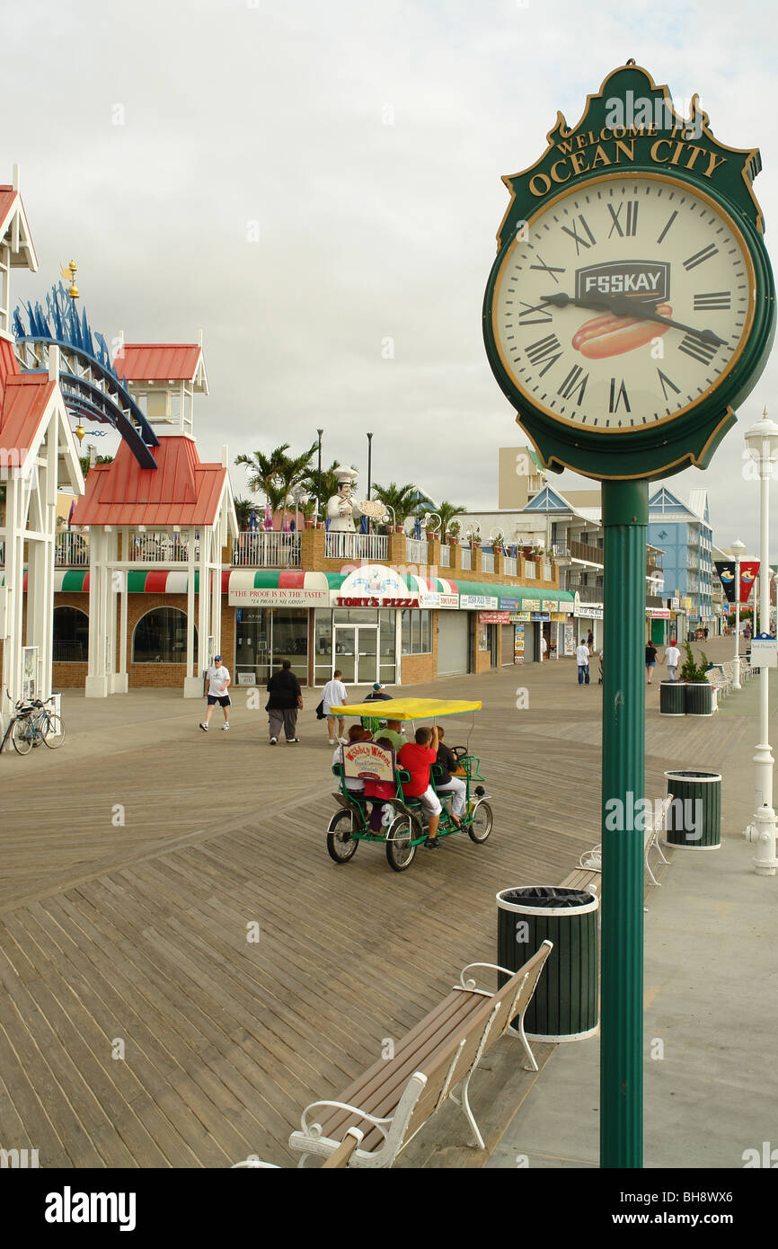 AJD64098, Ocean City, MD, Maryland, Boardwalk, horloge, Surrey bike Banque D'Images