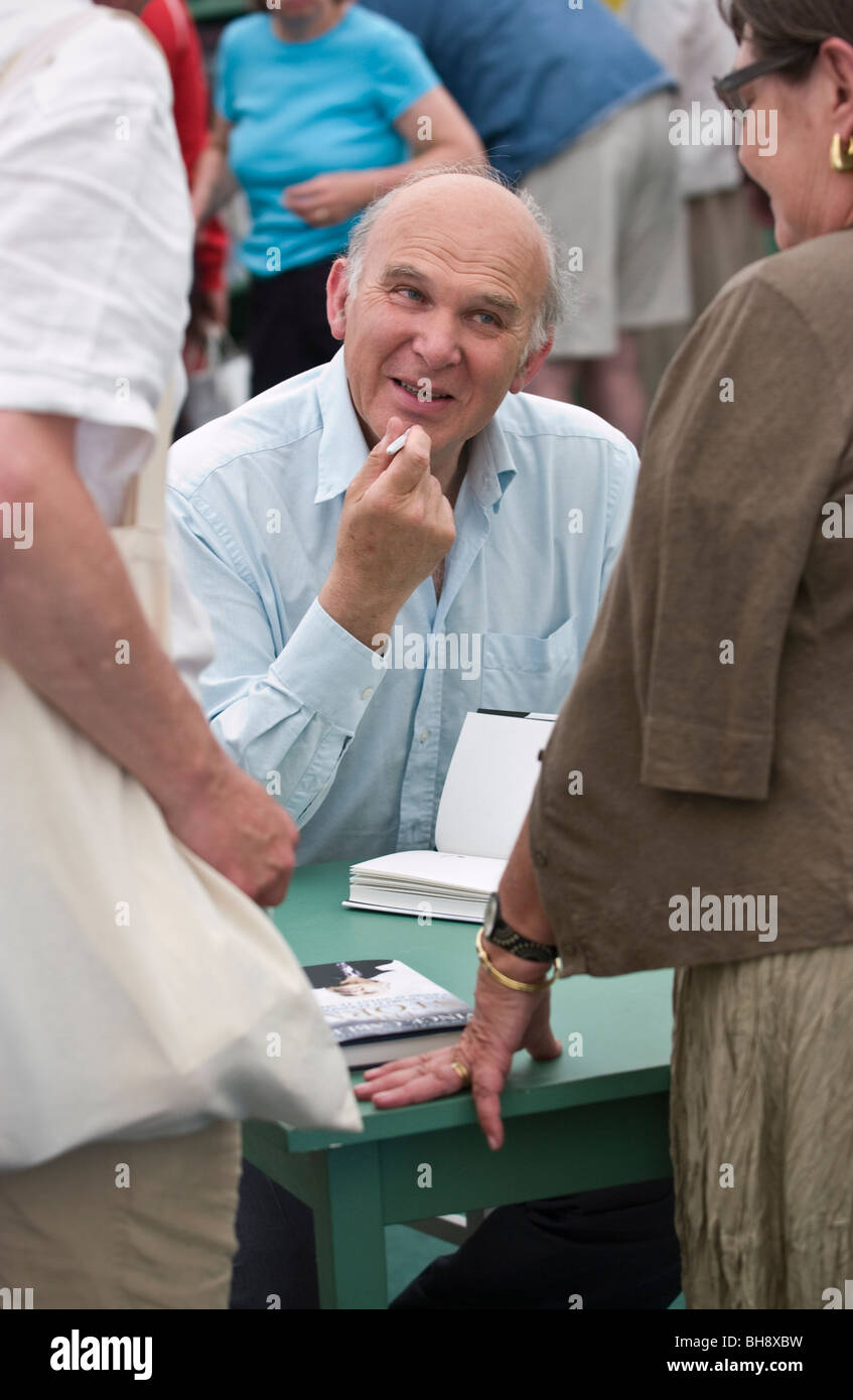 Politicien britannique Vince Cable MP des libéraux-démocrates illustré livre signant au Hay Festival 2009. Banque D'Images