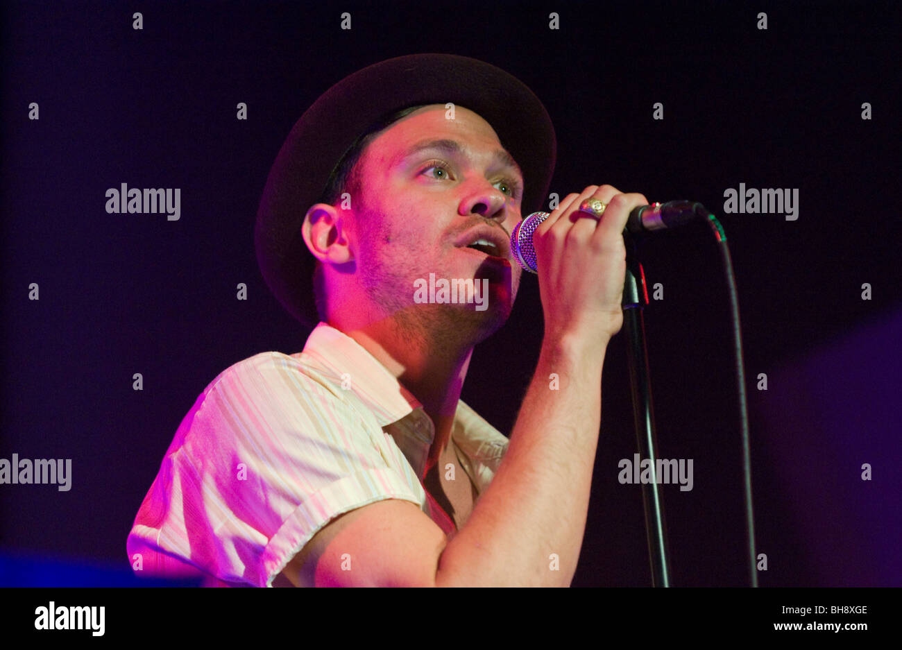 Chanteur auteur-compositeur pop des jeunes chanter sur scène à Hay Festival 2009. Banque D'Images