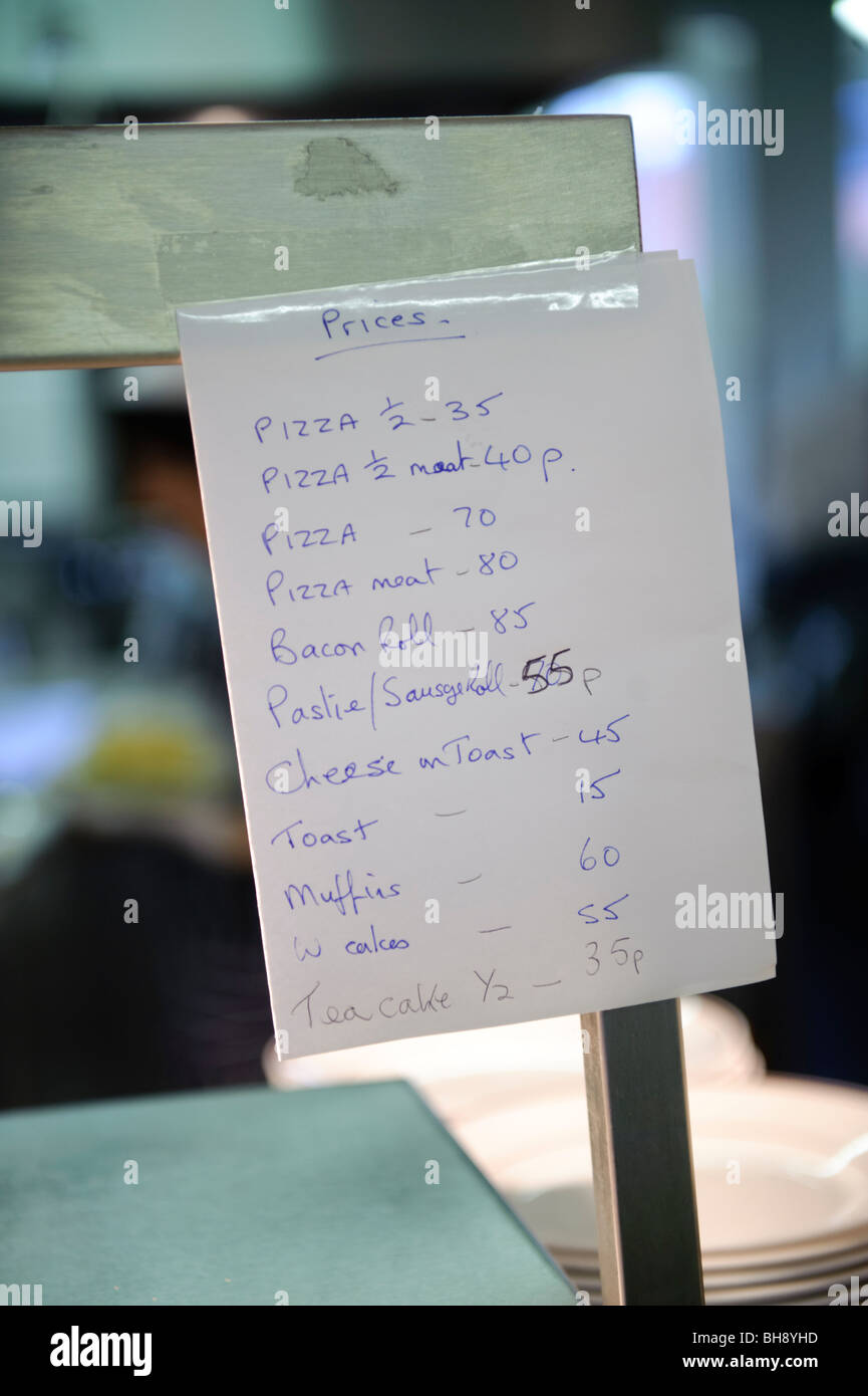 Le menu liste de prix manuscrite pour les aliments gras malsains dans une cantine scolaire - pizza, bacon roll Banque D'Images