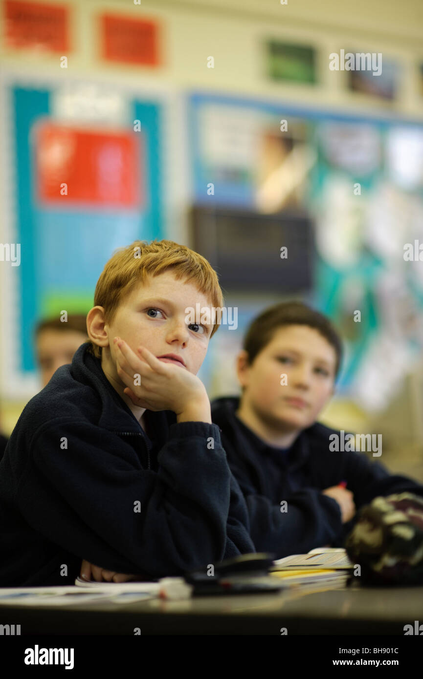 Deux jeunes garçons adolescents en prêtant attention à leur leçon dans une année 8, classe de l'école secondaire, UK Banque D'Images