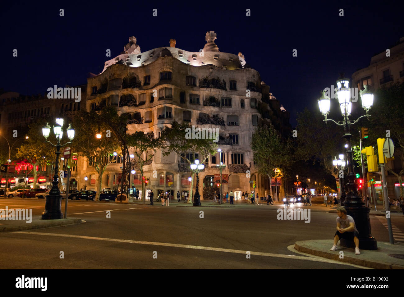 Casa Mila de l'architecte Antoni Gaudi par nuit, Barcelone, Catalogne, Espagne Banque D'Images