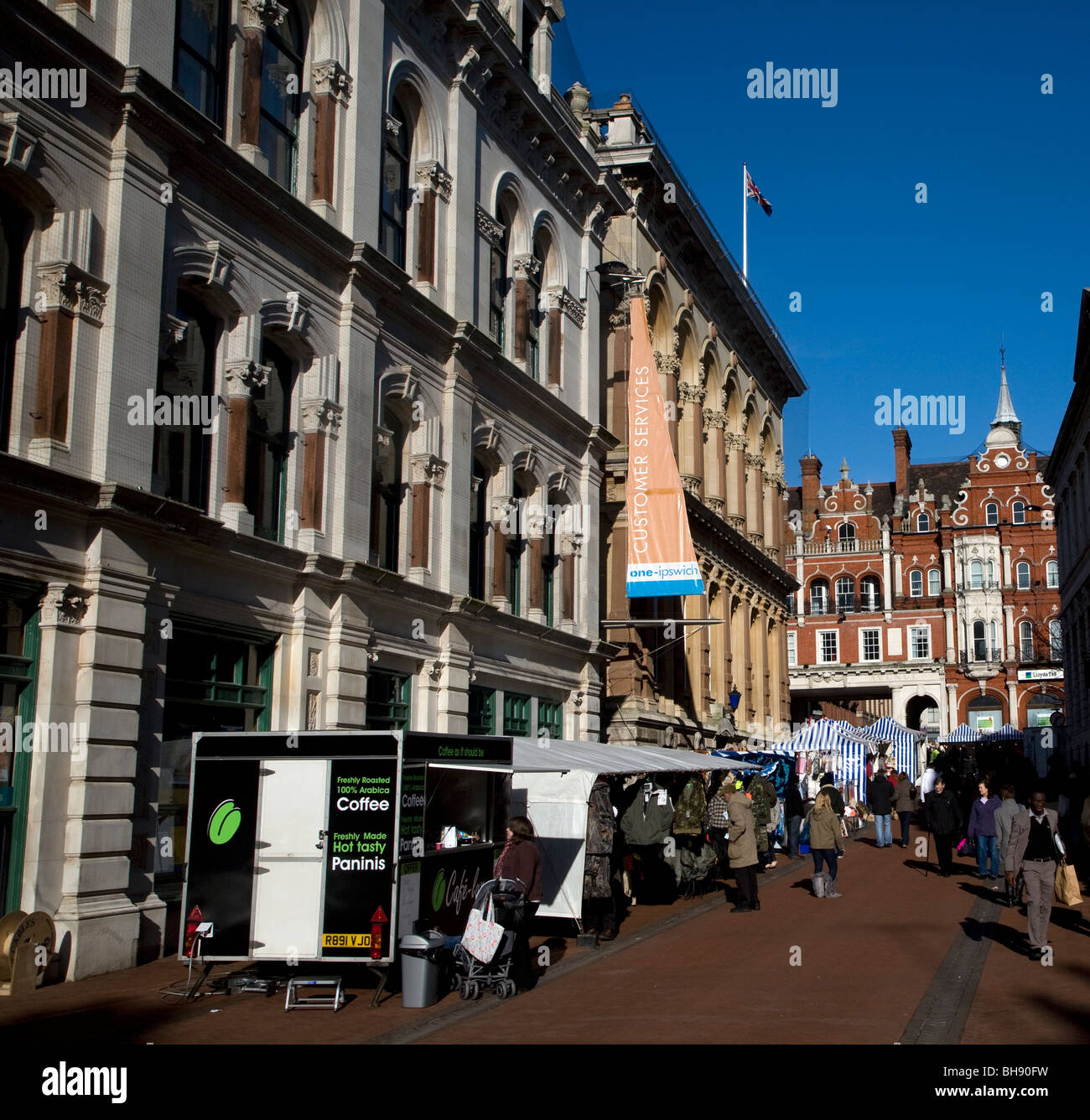 Les étals du marché et le centre-ville de bâtiments, la Lloyds Avenue, Ipswich, Suffolk, Angleterre Banque D'Images