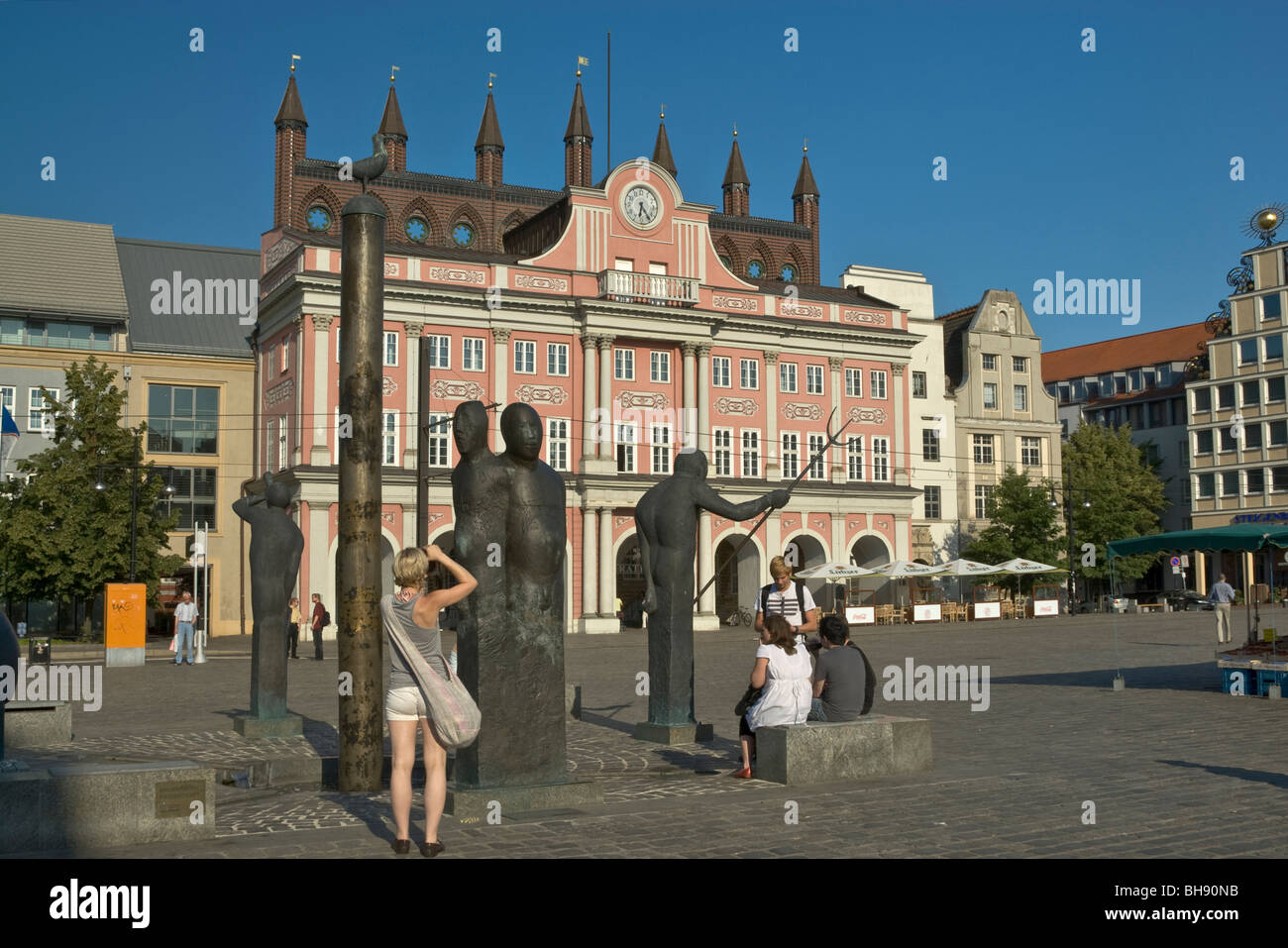 Des statues et mairie au Neuer Markt à Rostock en Allemagne, 1 Banque D'Images