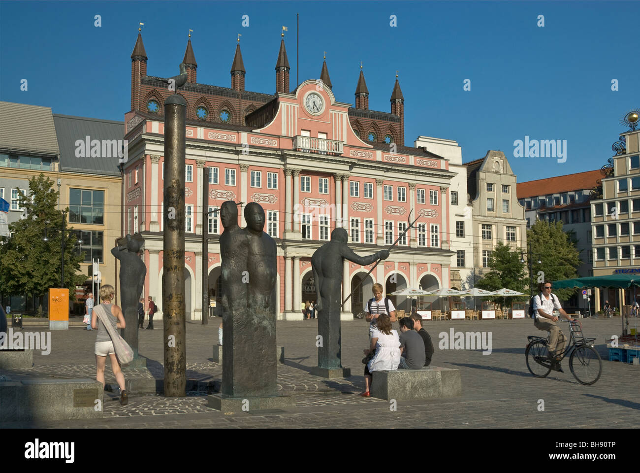 Des statues et mairie au Neuer Markt à Rostock en Allemagne, 1 Banque D'Images