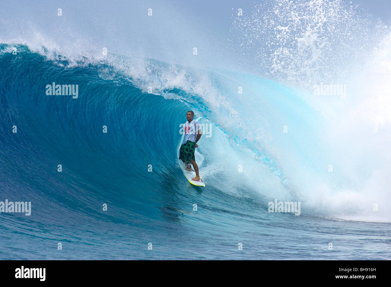 Surfer dans le tube de grosse vague Banque D'Images