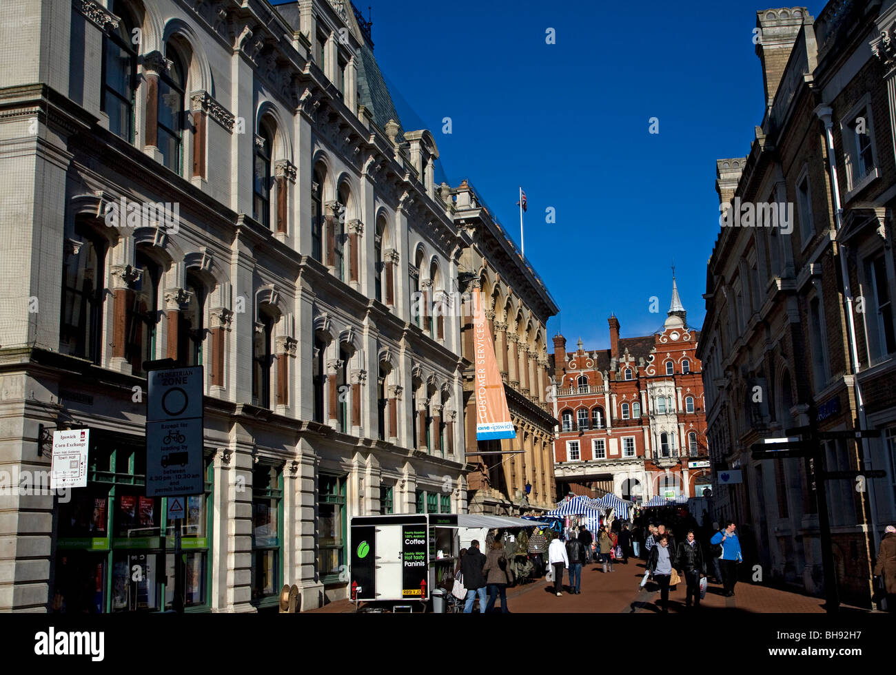 Les étals du marché et du centre-ville, des bâtiments de l'Avenue de la Lloyds, Ipswich, Suffolk, Angleterre Banque D'Images