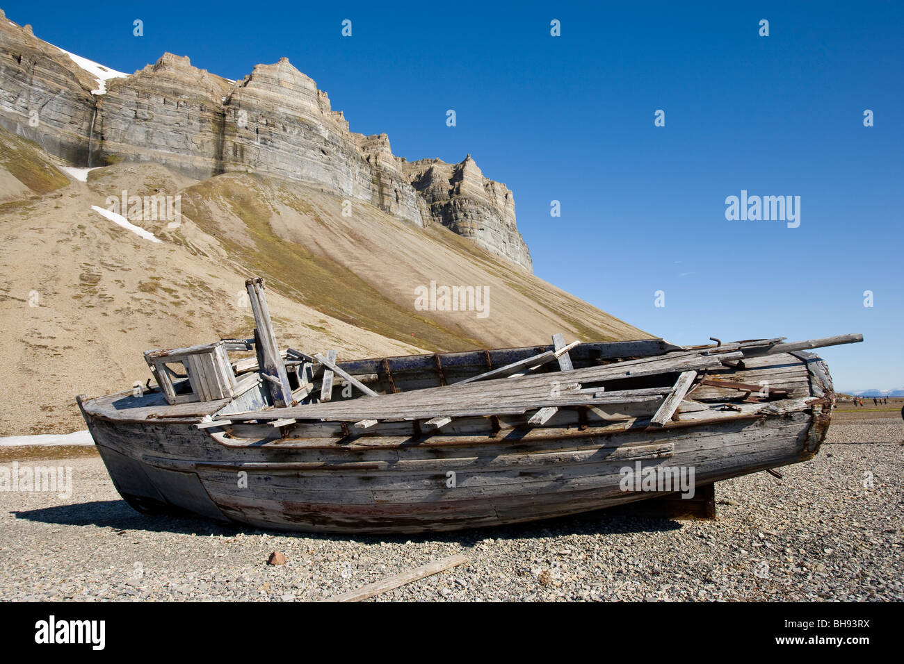 Épave de bateau sur la plage de Skansbukta, Billefjord, Spitzberg, archipel du Svalbard, Norvège Banque D'Images