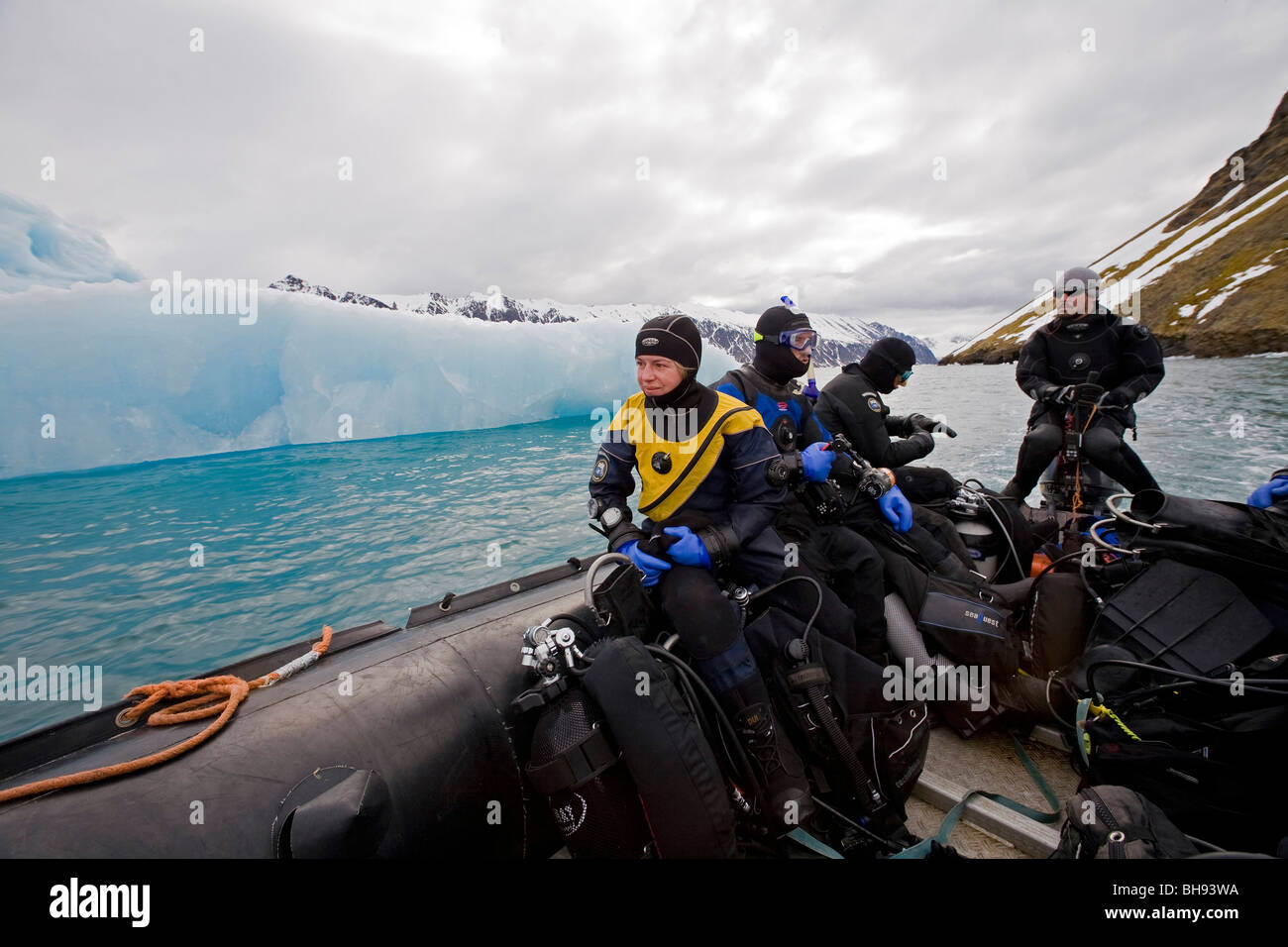 Les plongeurs sur Zodiac, Spitzberg, archipel du Svalbard, Norvège Banque D'Images