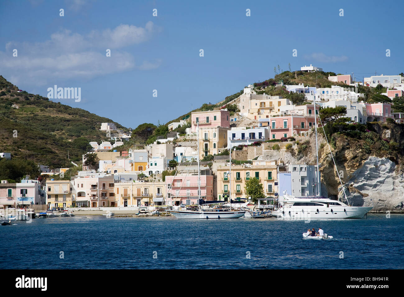 Port de l'île de Ponza, Ponza, Mer Méditerranée, Italie Banque D'Images