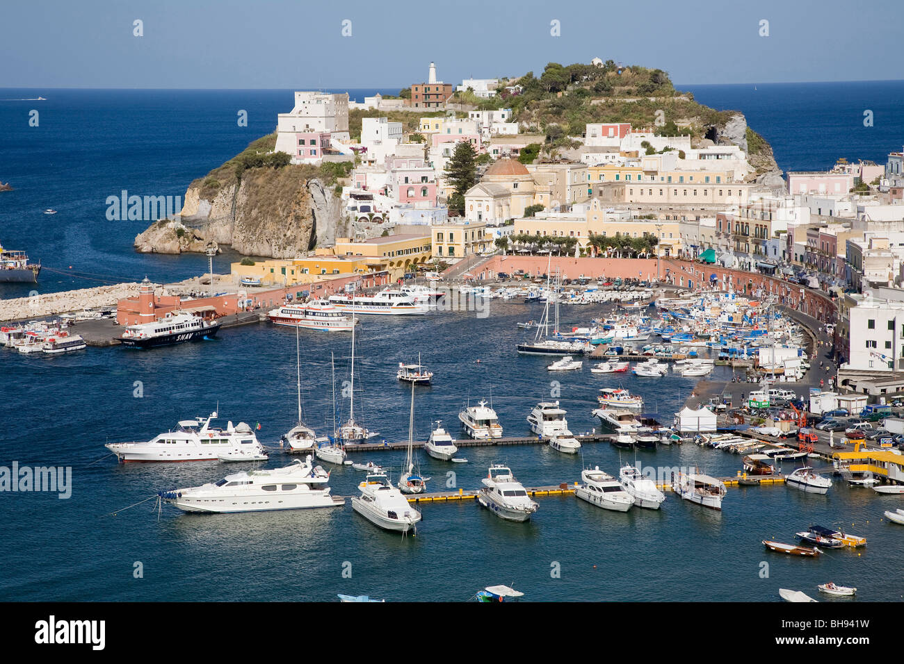 Port de l'île de Ponza, Ponza, Mer Méditerranée, Italie Banque D'Images