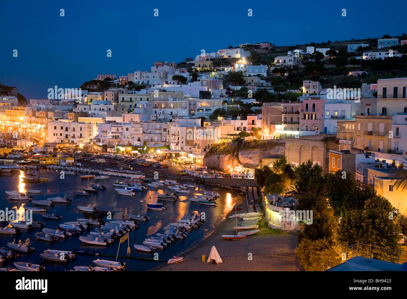 Port de l'île de Ponza, Ponza, Mer Méditerranée, Italie Banque D'Images