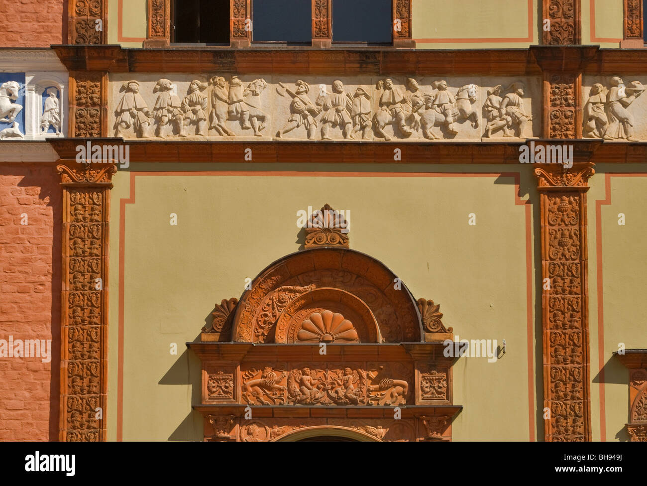 Bas-reliefs au Fürstenhof château de Wismar en Bavière, Allemagne Banque D'Images