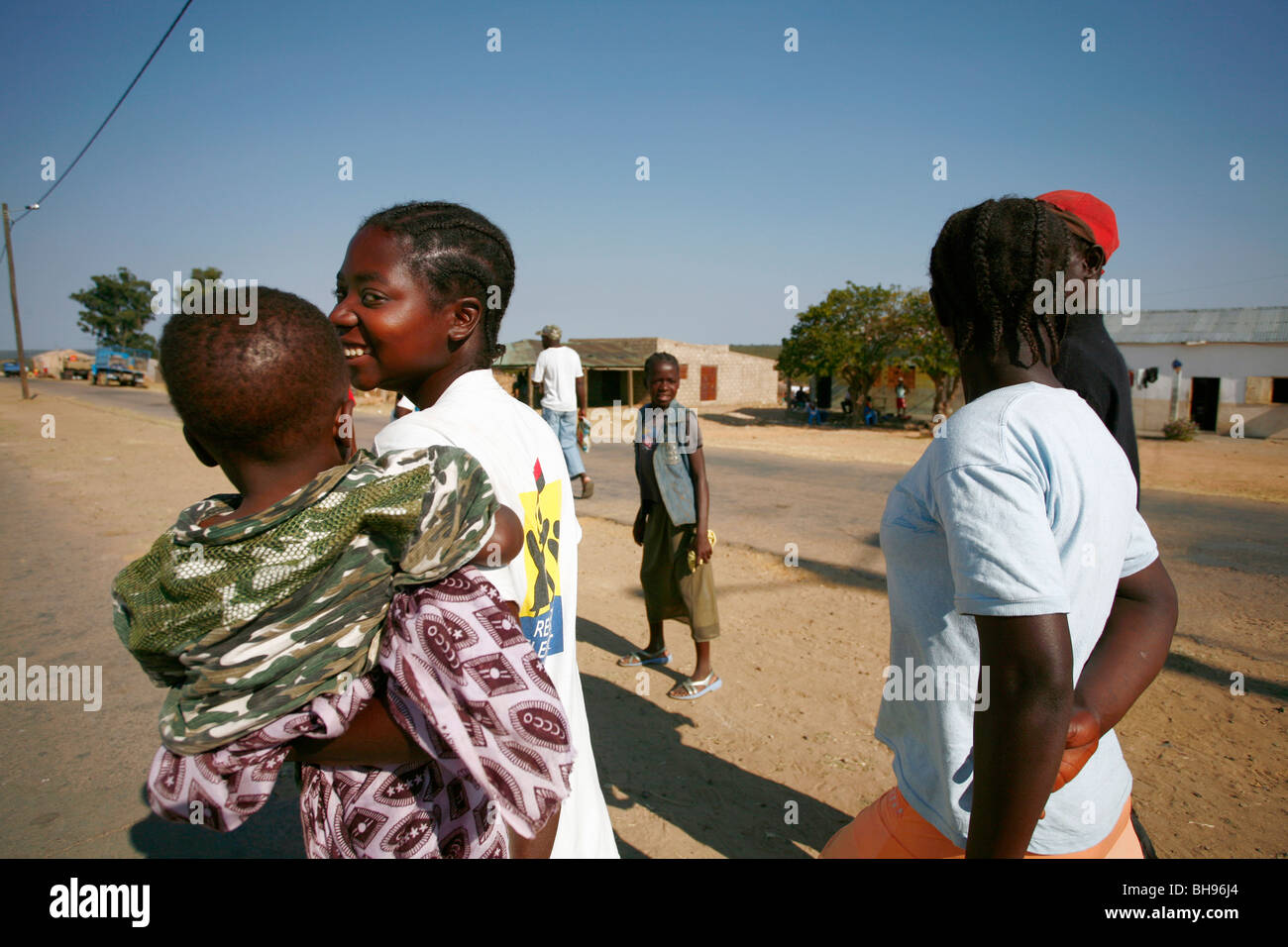 Femme Africaine Porter L Enfant Banque D Image Et Photos Alamy