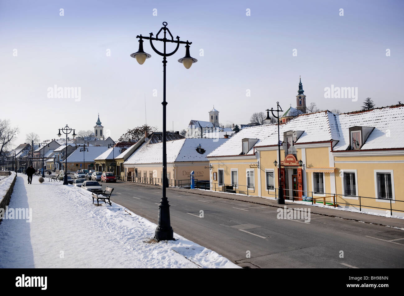 Scène d'hiver à Szentendre Hongrie avec un homme qui marche un chien Puli hongrois traditionnels Banque D'Images