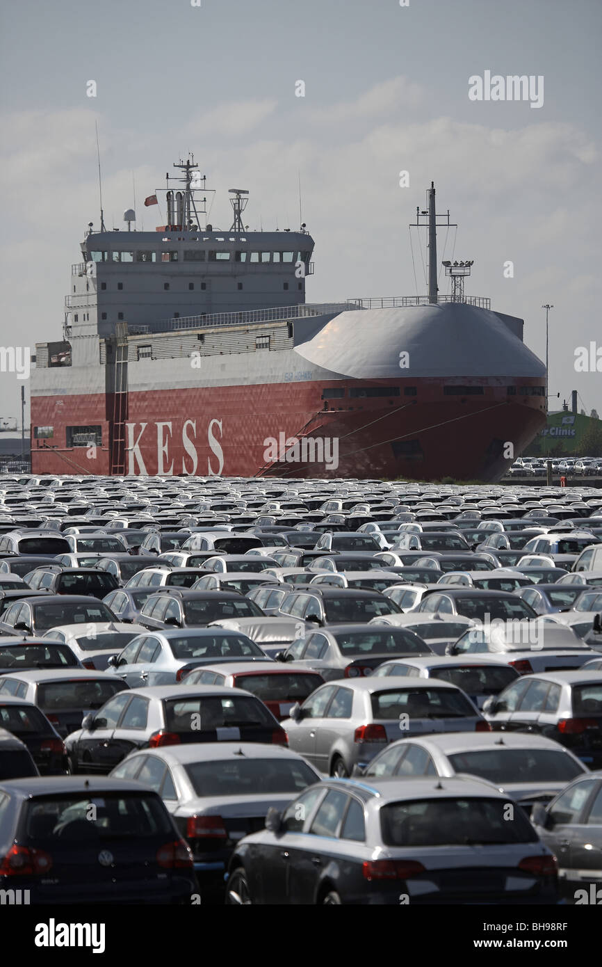 Tours cargo depuis des centaines d'importation de voitures à Grimsby Docks, Lincolnshire, Royaume-Uni Banque D'Images