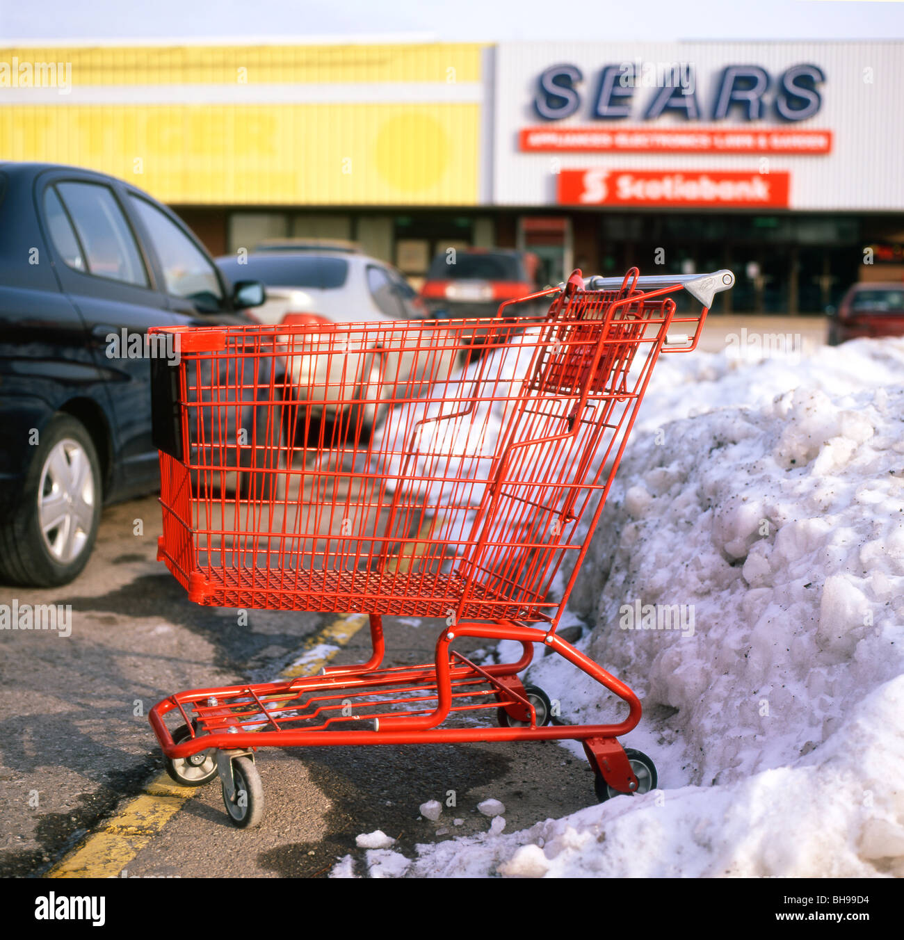 Rouge Panier vide dans un parking enneigé à l'extérieur de l'Ontario Fort Erie magasin Sears Canada Banque D'Images