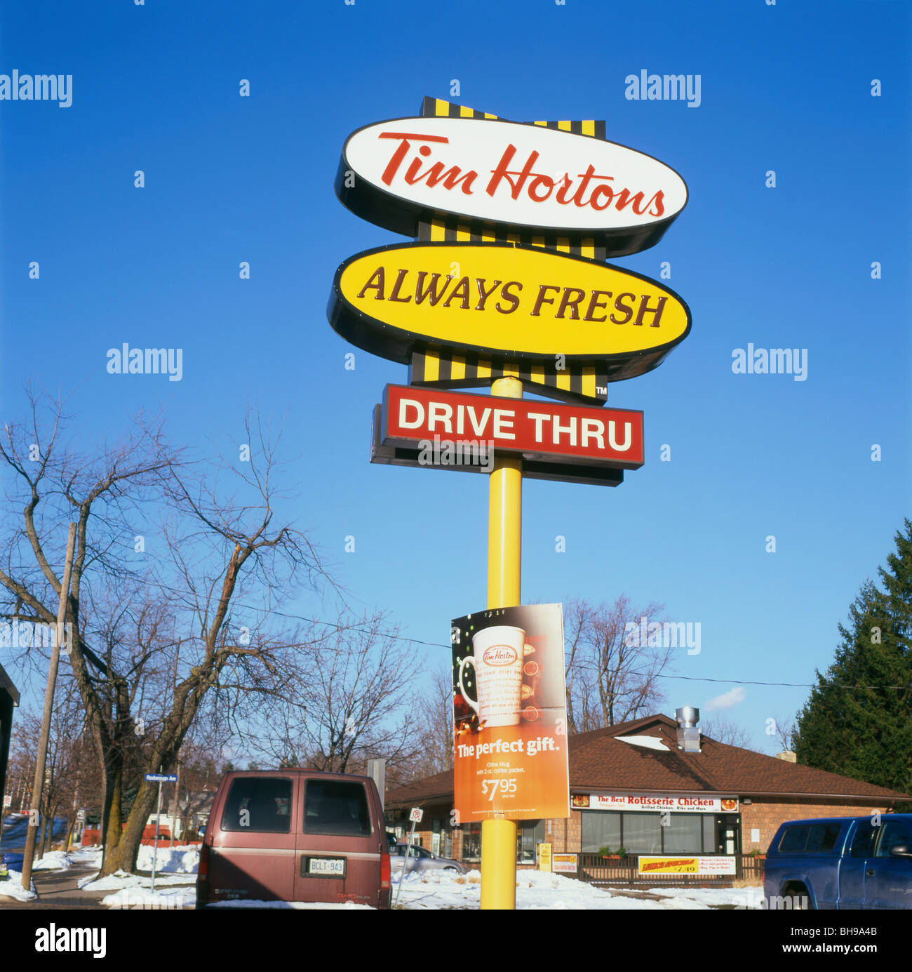 Signe de Tim Hortons drive-thru beignerie café franchise magasin à Ridgeway Ontario Canada Kathy DEWITT Banque D'Images